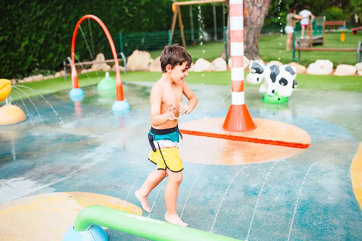 zona aquatoon con juegos infantiles