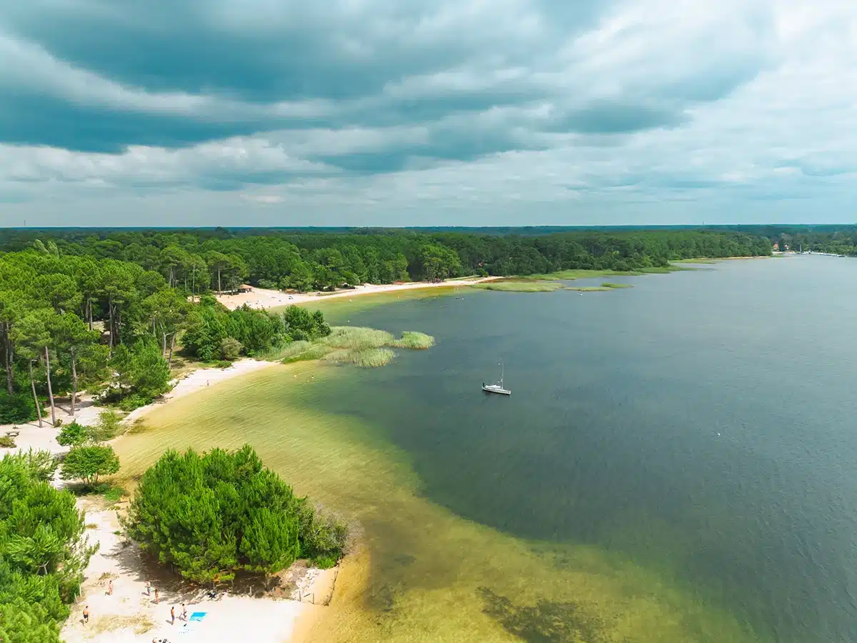 uitzicht op strand vanuit drone