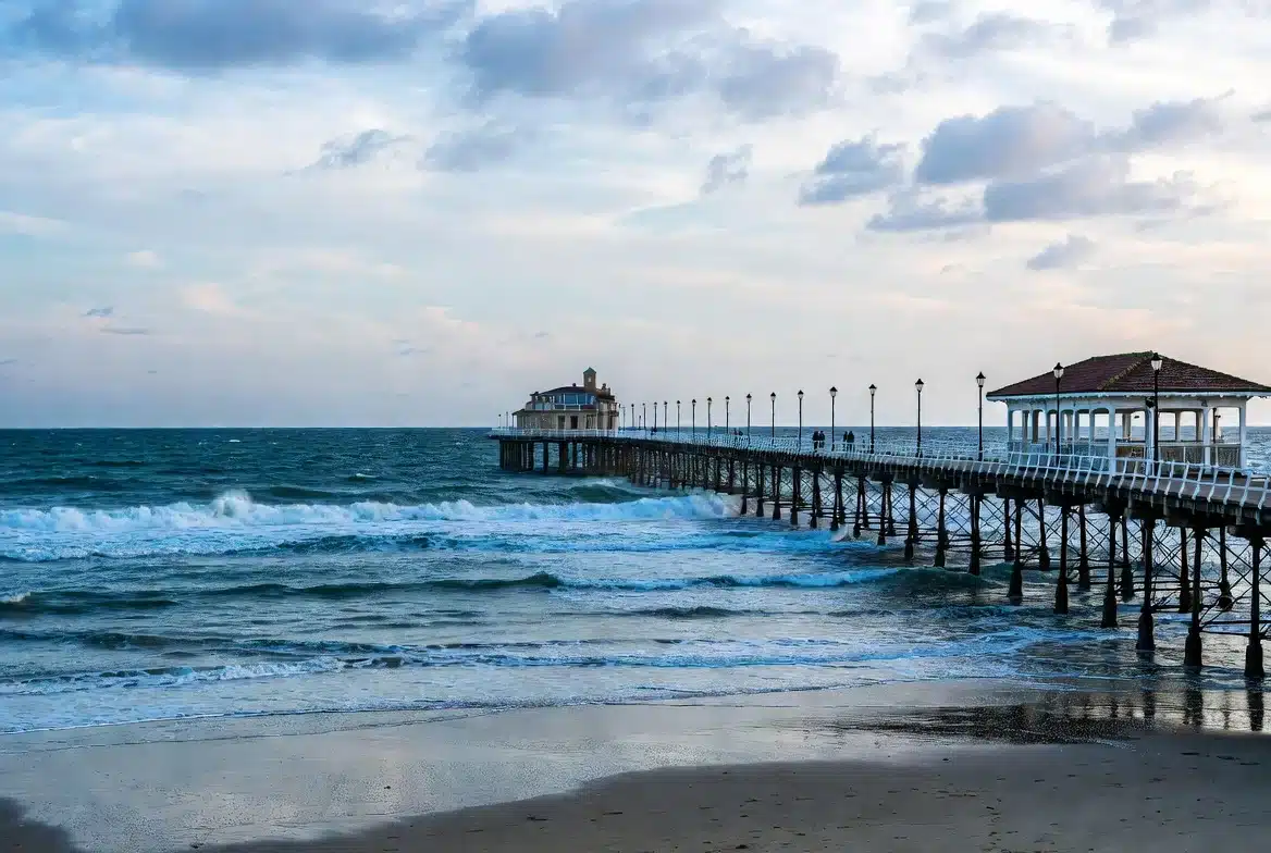 Estacade historique avec vagues