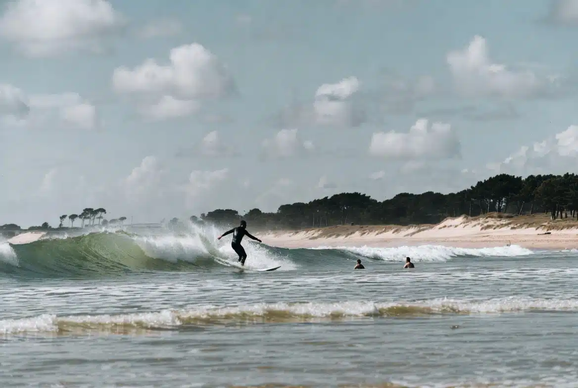 surfeur sur une vague de l'océan Atlantique