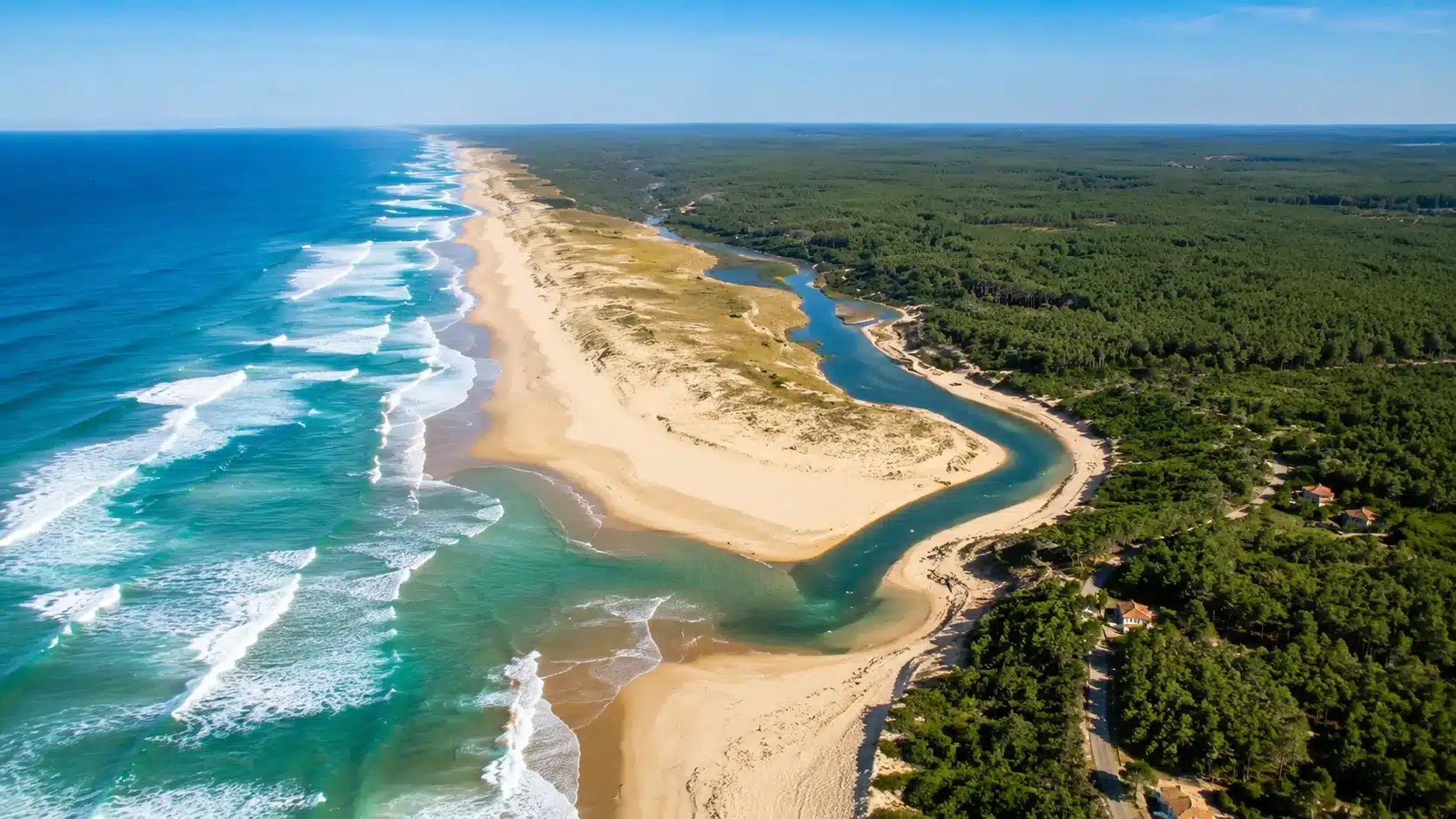 La plage de Moliets-et-Maâ et le courant d’Huchet, vue aérienne de la Côte d’Argent landaise