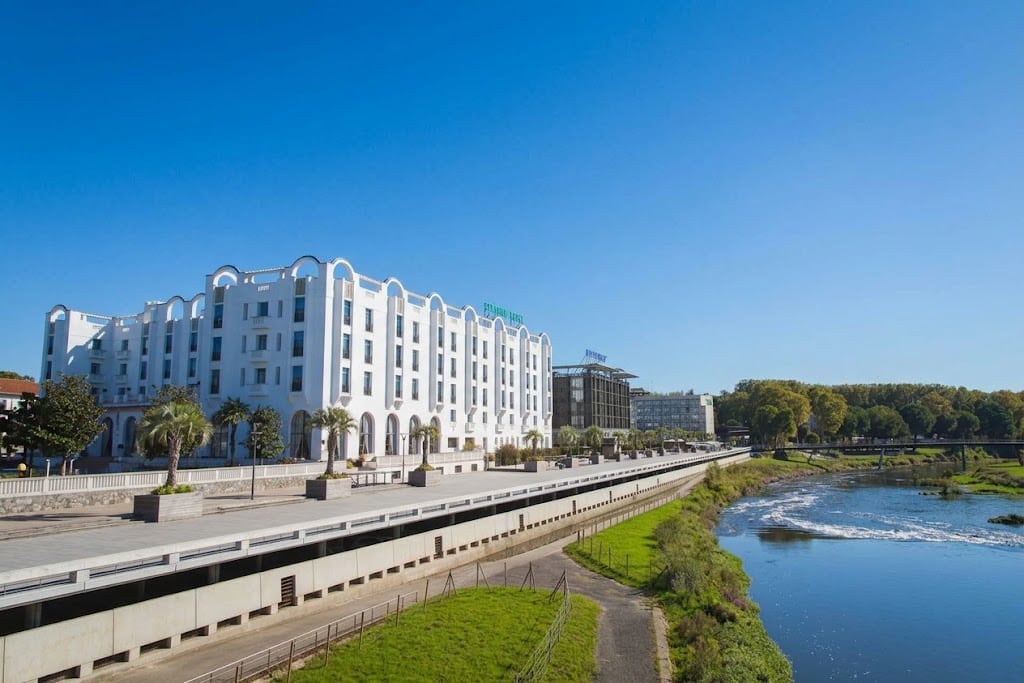Le Splendid Hôtel et la promenade le long de l’Adour, à Dax